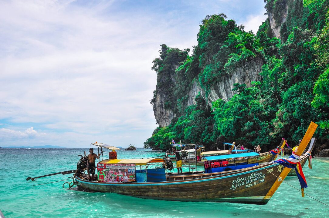 Bateau traditionnel en bois dans une eau turquoise