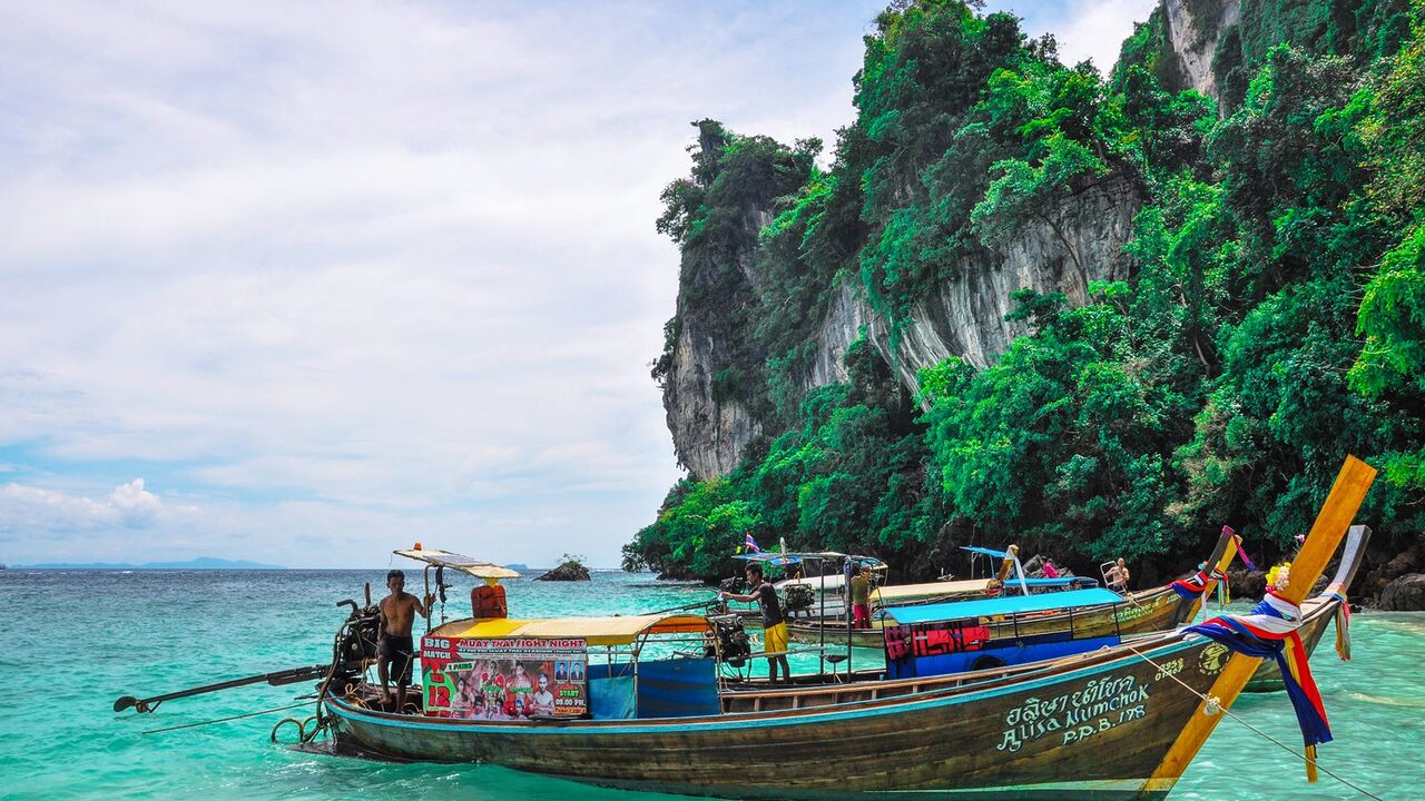 Bateau traditionnel en bois dans une eau turquoise